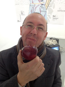 peter_eating_APPLE_800